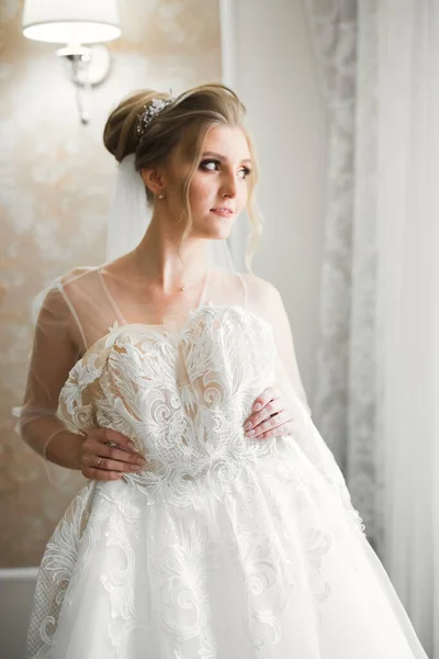 Schöne Braut Trägt Mode Hochzeitskleid Mit Federn Mit Luxuriösem Genuss — Stockfoto