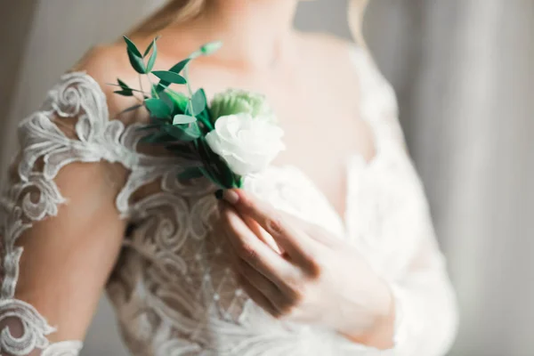 Piękne Luksusowe Panny Młodej Eleganckiej Białej Sukience Posiada Bukiet Kwiatów — Zdjęcie stockowe