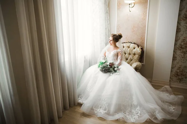 Mooie Bruid Dragen Mode Trouwjurk Met Veren Met Luxe Genot — Stockfoto