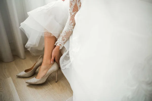 Невеста Надевает Элегантные Стильные Свадебные Туфли Свои Нежные Ноги — стоковое фото