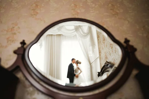 Schöne Braut Und Bräutigam Umarmen Und Küssen Sich Hochzeitstag — Stockfoto