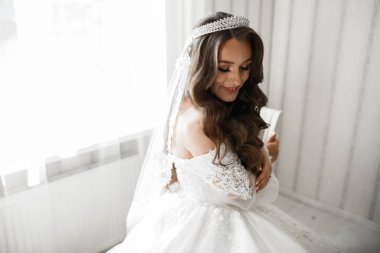 Zarif beyaz elbiseler içinde güzel bir gelin.