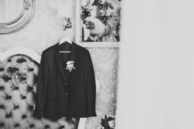 Soyunma odasında şık bir damat kıyafeti..