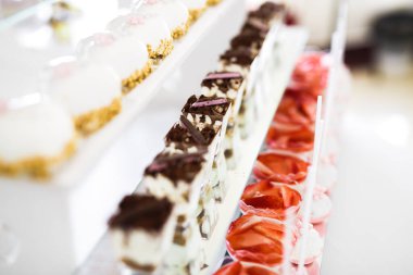 Çeşitli lezzetli tatlılar, yemek fikirleri ve kutlamalarla dolu bir büfe..