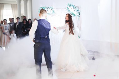 Güzel bir düğün çifti yeni evlendi ve ilk danslarını ediyorlar..