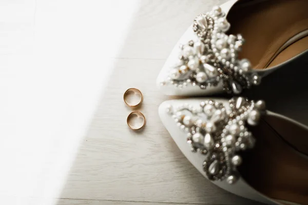 Красива Тонована Картина Обручками Весільним Взуттям — стокове фото