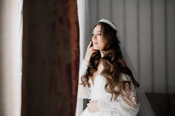 美丽的新娘身穿时尚婚纱 羽毛飘逸 妆容华丽 发型华丽 室内摄影 — 图库照片