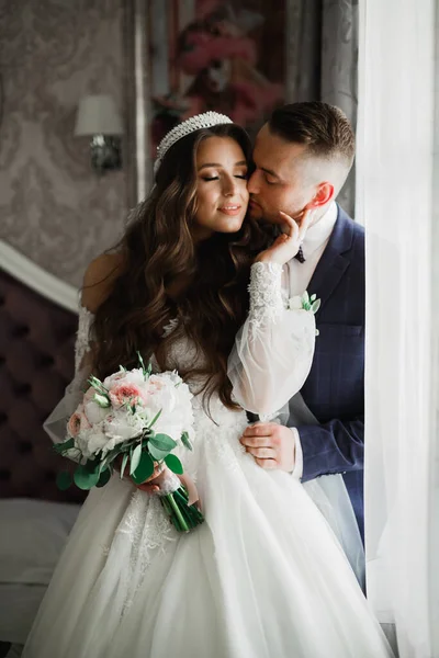 Krásný Mladý Svatební Pár Pózuje Kyticí Květin Rukou — Stock fotografie