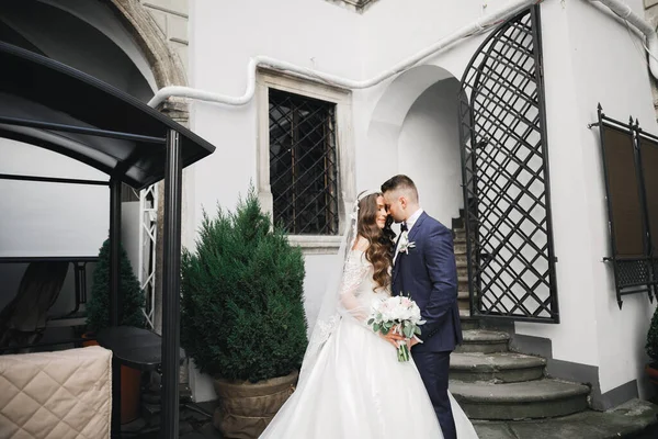 Romantický Svatební Okamžik Pár Novomanželů Usmívající Portrét Objímání Nevěsty Ženicha — Stock fotografie