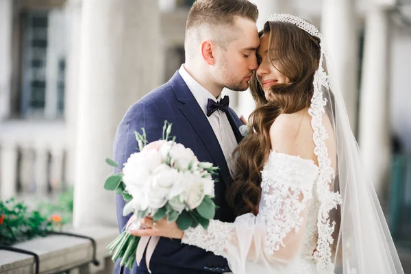 Vackra Unga Bröllop Par Poserar Med Bukett Blommor Händerna — Stockfoto
