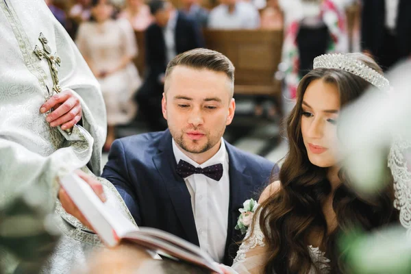 Весілля Подружжя Наречений Одружуються Церкві — стокове фото