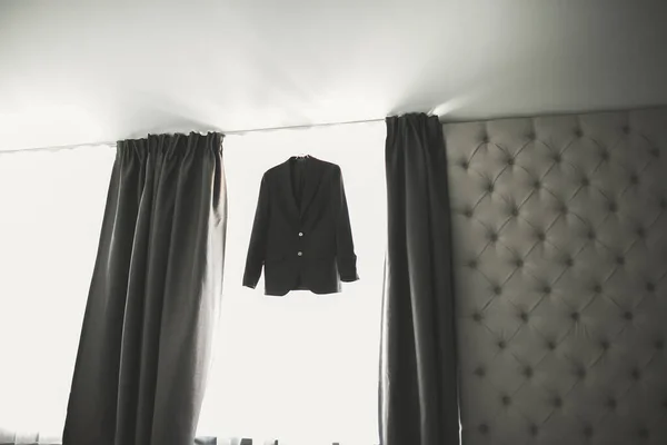 室内のドレッシングルームでスタイリッシュな新郎スーツ — ストック写真