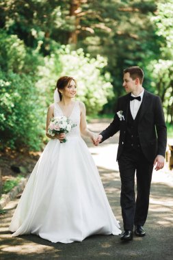 Botanik parkında yürüyen mutlu bir çift..