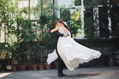 Parkta dans eden mutlu yeni evliler..