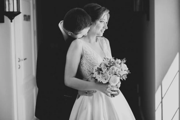 Romantický Svatební Okamžik Pár Novomanželů Usmívající Portrét Objímání Nevěsty Ženicha — Stock fotografie