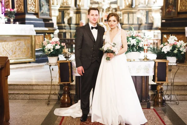 Gifta Par Poserar Kyrka Efter Ceremoni — Stockfoto
