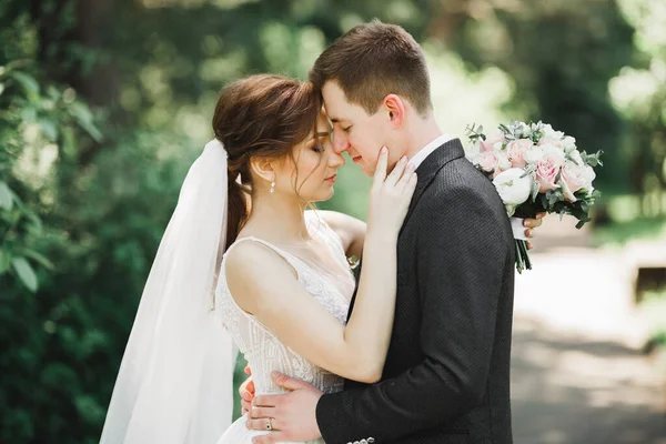 Romantique Conte Fées Couple Jeunes Mariés Heureux Embrassant Embrassant Dans — Photo