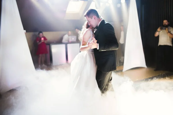 Gyönyörű Házaspár Most Házasodtak Össze Táncoltak Először — Stock Fotó