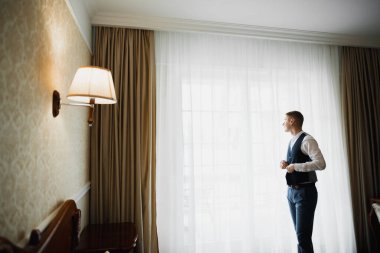 Damat sabah hazırlığı. Yakışıklı adam giyiniyor ve düğüne hazırlanıyor..