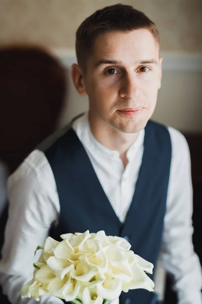 Krásný Muž Ženich Drží Velké Krásné Svatební Kytice Květinami — Stock fotografie