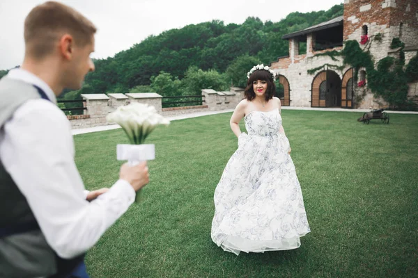 Романтичний Весільний Момент Наречена Біжить Від Нареченого Парку — стокове фото