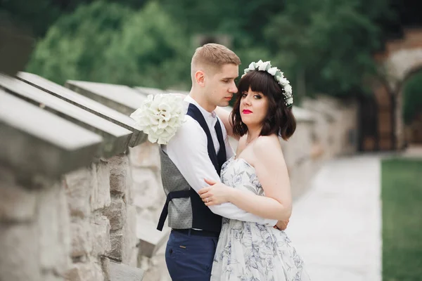 Doğadaki Düğün Çifti Birbirine Sarılıyor Beyaz Elbiseli Güzel Bir Kız — Stok fotoğraf