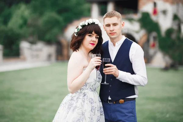 Νύφη Και Γαμπρός Κρατώντας Ποτήρια Σαμπάνια Και Clink — Φωτογραφία Αρχείου