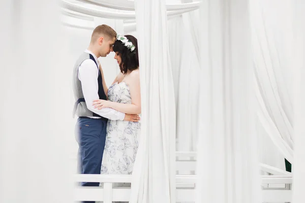 Moment Romantic Nuntă Cuplu Proaspăt Căsătoriți Portret Zâmbitor Mireasă Mire — Fotografie, imagine de stoc