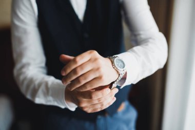 Güzel adam, damat poz veriyor ve düğüne hazırlanıyor..
