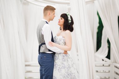 Göz kamaştırıcı mutlu çift birbirine yakın duruyor ve gözlerinin içine bakıyor..