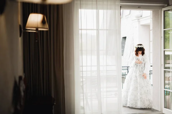 Mempelai Wanita Dengan Gaun Putih Berpose Saat Mempersiapkan Upacara Pernikahan — Stok Foto