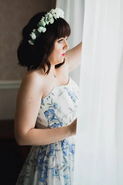 Mempelai Wanita Cantik Mengenakan Gaun Pengantin Dengan Bulu Dengan Riasan — Stok Foto