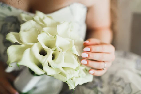 Bela Noiva Luxo Vestido Branco Elegante Detém Buquê Flores Nas — Fotografia de Stock