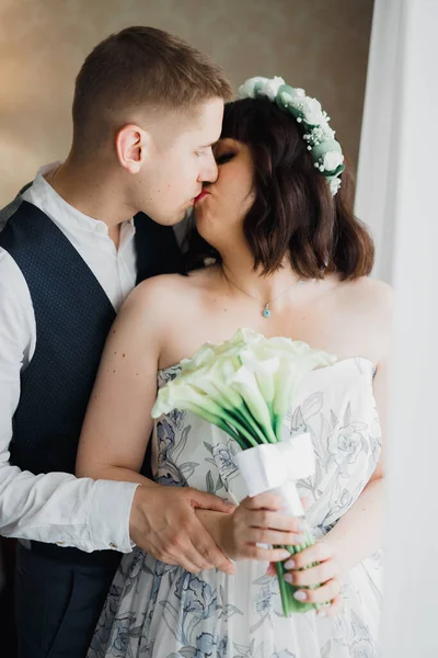 Прекрасные Невеста Жених Обнимаются Целуются День Свадьбы — стоковое фото