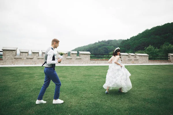 Romantyczny Moment Ślubu Panna Młoda Uciekająca Przed Panem Młodym Parku — Zdjęcie stockowe