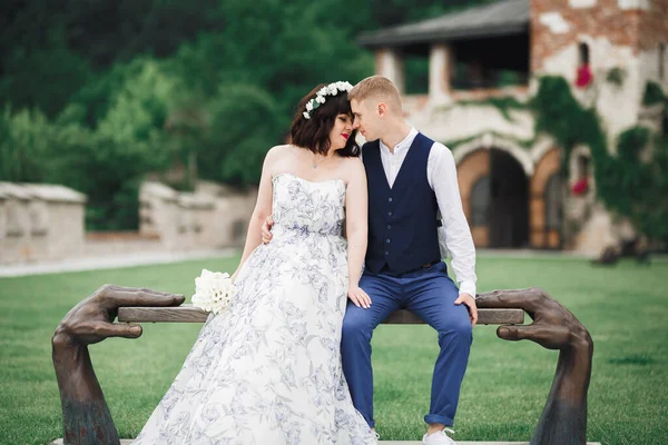 Verheugd Huwelijksfeest Paar Charmante Bruid Bruidegom Perfect Poseren Park — Stockfoto
