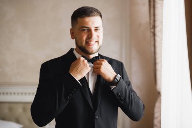 Genç ve yakışıklı bir adam iş toplantısından sonra bir otelde dinleniyor..