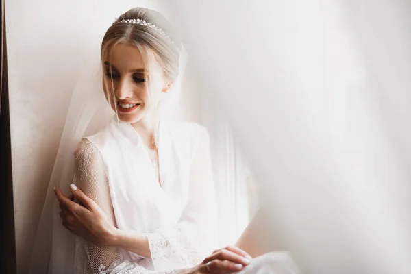 Underbar Brud Morgonrock Poserar Och Förbereder Sig För Bröllopsceremonin Ansikte — Stockfoto