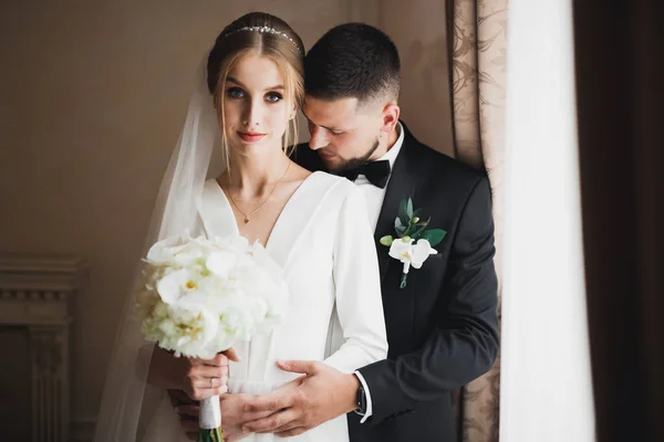 Vackra Unga Bröllop Par Poserar Med Bukett Blommor Händerna — Stockfoto