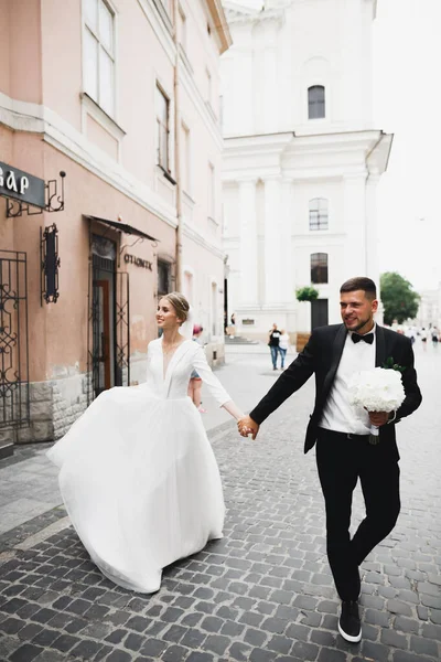 Bröllopsfotografering Brud Och Brudgum Promenader Staden Gifta Par Som Omfamnar — Stockfoto