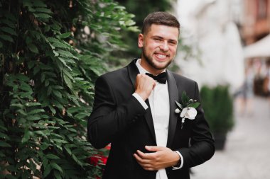 Arka planda izole edilmiş bir şekilde gülümseyen genç adamın portresi..