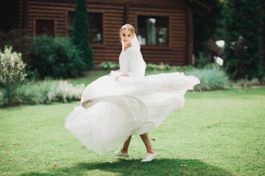 Parkta poz veren gelinlikli güzel, lüks bir gelin..