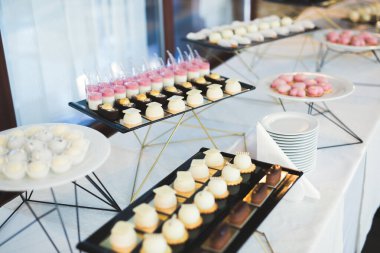 Düğün şekeri büfesinde lezzetli tatlılar, tatlılar, kekler..