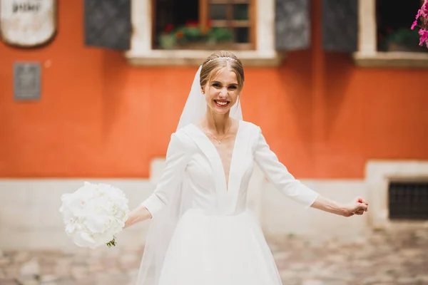 Luxus Esküvői Menyasszony Lány Pózol Mosolyog Csokorral — Stock Fotó