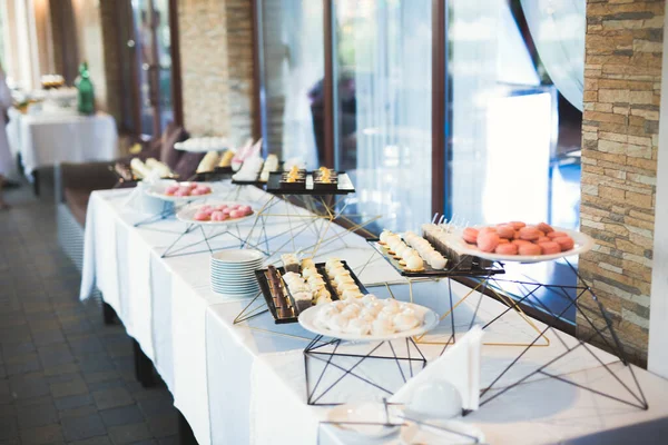 Heerlijk Smakelijk Dessert Tafel Met Cupcakes Shots Bij Receptie Closeup — Stockfoto