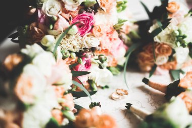 İki altın alyans izole edilmiş arka plan.