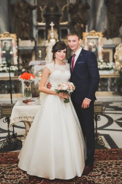 Düğün çifti kilisede evleniyor..