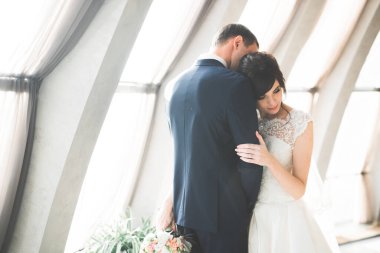 Güzel, mutlu bir düğün çifti, güzel şehirde uzun beyaz elbiseli bir gelin..