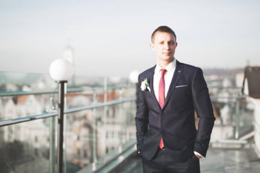 Arka planda izole edilmiş bir şekilde gülümseyen genç adamın portresi..