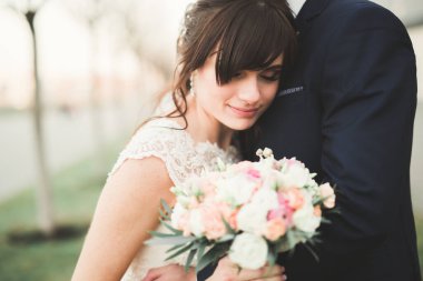 Lüks evli çift, gelin ve damat eski şehirde poz veriyor..